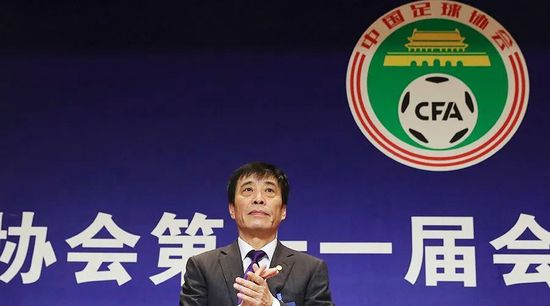 意大利转会专家、FIFA经纪人达里奥-卡诺维认为，奥斯梅恩会在明年6月转会离队。